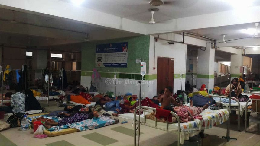 ডেঙ্গু রোগী: হাসপাতালের বিছানা মেঝে বারান্দা করিডোর কোথাও জায়গা মিলছে না ডেঙ্গু রোগী
