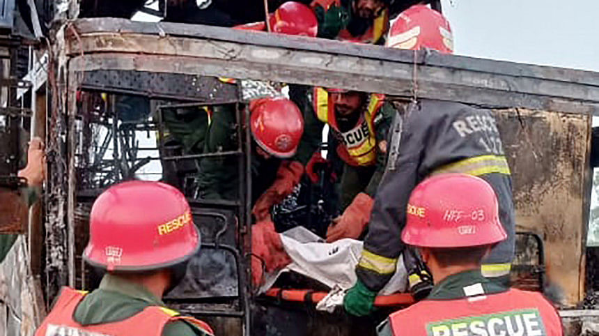 পাকিস্তানে দুর্ঘটনা কবলিত বাস থেকে এক নিহত যাত্রীর মরদেহ বের করছেন উদ্ধারকর্মীরা। ছবি: এএফপি পাকিস্তানে দুর্ঘটনা কবলিত বাস থেকে এক নিহত যাত্রীর মরদেহ বের করছেন উদ্ধারকর্মীরা। ছবি: এএফপি