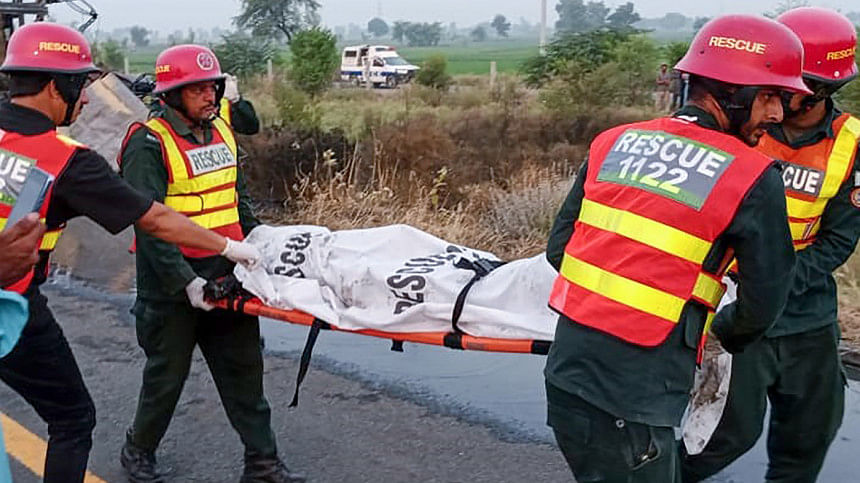 পাকিস্তানে দুর্ঘটনা কবলিত বাস থেকে এক নিহত যাত্রীর মরদেহ উদ্ধার করা হচ্ছে। ছবি: এএফপি/পাকিস্তান রেসকিউ সার্ভিস পাকিস্তানে দুর্ঘটনা কবলিত বাস থেকে এক নিহত যাত্রীর মরদেহ উদ্ধার করা হচ্ছে। ছবি: এএফপি/পাকিস্তান রেসকিউ সার্ভিস