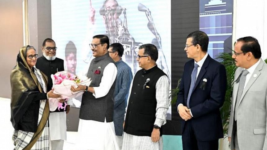 প্রধানমন্ত্রী : দক্ষিণ আফ্রিকা থেকে দেশে ফিরেছেন প্রধানমন্ত্রী প্রধানমন্ত্রী