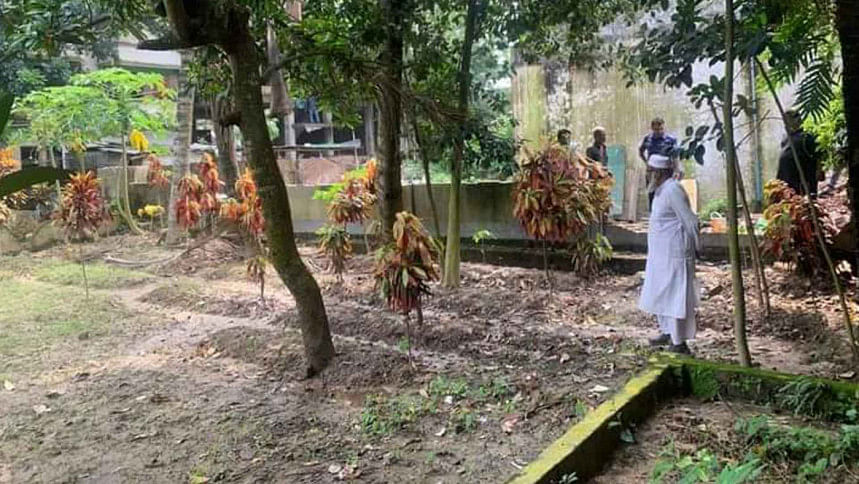 কুমিল্লার দেবিদ্বারে হঠাৎ ১৬ নতুন কবর, পরিচয় শনাক্তে তদন্ত কমিটি কুমিল্লার দেবিদ্বারে হঠাৎ ১৬ নতুন কবর, পরিচয় শনাক্তে তদন্ত কমিটি