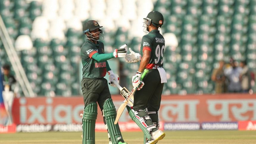 নাজমুল হোসেন ও শান্ত মেহেদী হাসান মিরাজ নাজমুল হোসেন ও শান্ত মেহেদী হাসান মিরাজ