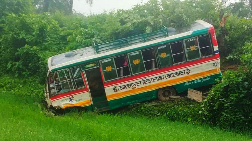 শ্রীপুরে বাস খাদে : শ্রীপুরে গার্মেন্টসকর্মী নিয়ে বাস খাদে, চালক নিহত শ্রীপুরে বাস খাদে
