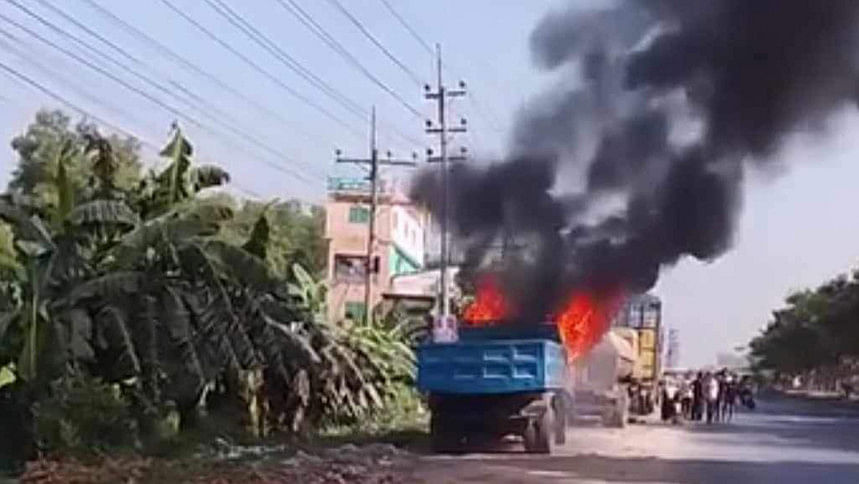 বিএনপির হরতাল : গাজীপুরের হোতাপাড়ায় ট্রাকে আগুন বিএনপির হরতাল