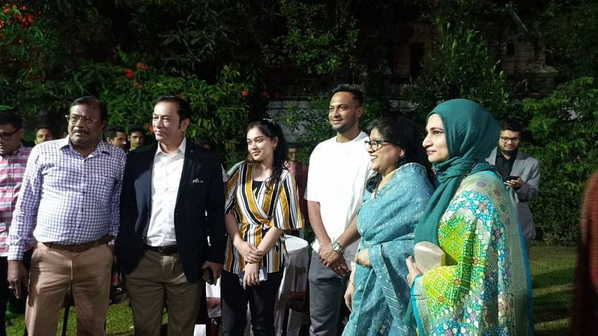 হাইকমিশনের নৈশভোজে সাকিবরা হাইকমিশনের নৈশভোজে সাকিবরা