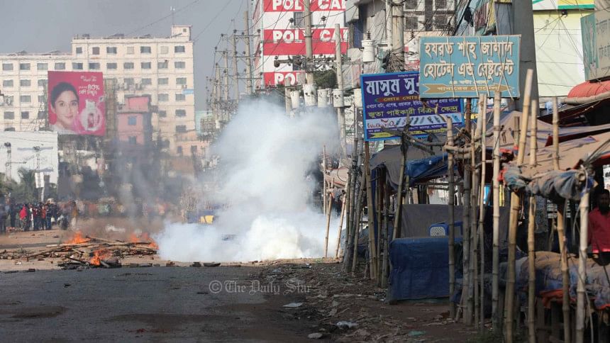 আশুলিয়ায় আজও শ্রমিক-পুলিশ ধাওয়া পাল্টা-ধাওয়া আশুলিয়ায় সংঘর্ষ
