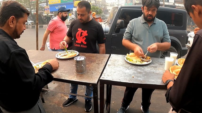 রামের ছোলে বাটুরের দোকানে লেগে থাকে ভিড়