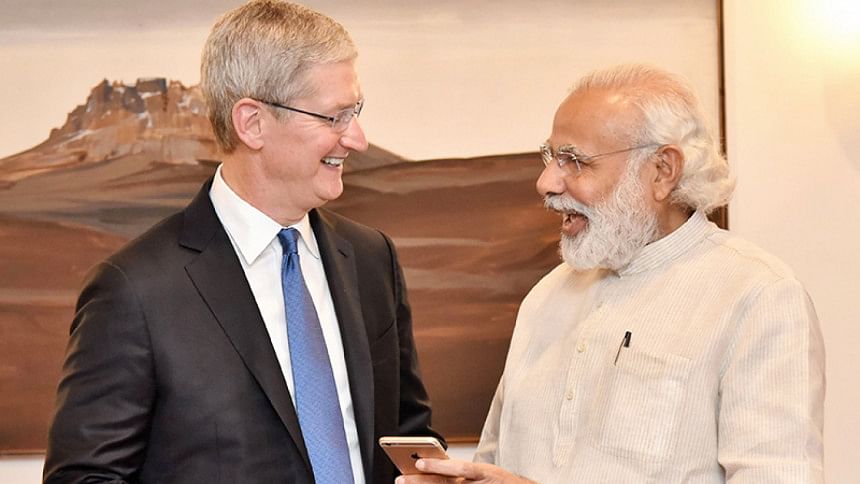 ভারত সফরে এসে প্রধানমন্ত্রী নরেন্দ্র মোদির সঙ্গে দেখা করেন অ্যাপলের প্রধান নির্বাহী টিম কুক। ছবি: এএফপি ভারত সফরে এসে প্রধানমন্ত্রী নরেন্দ্র মোদির সঙ্গে দেখা করেন অ্যাপলের প্রধান নির্বাহী টিম কুক। ছবি: এএফপি