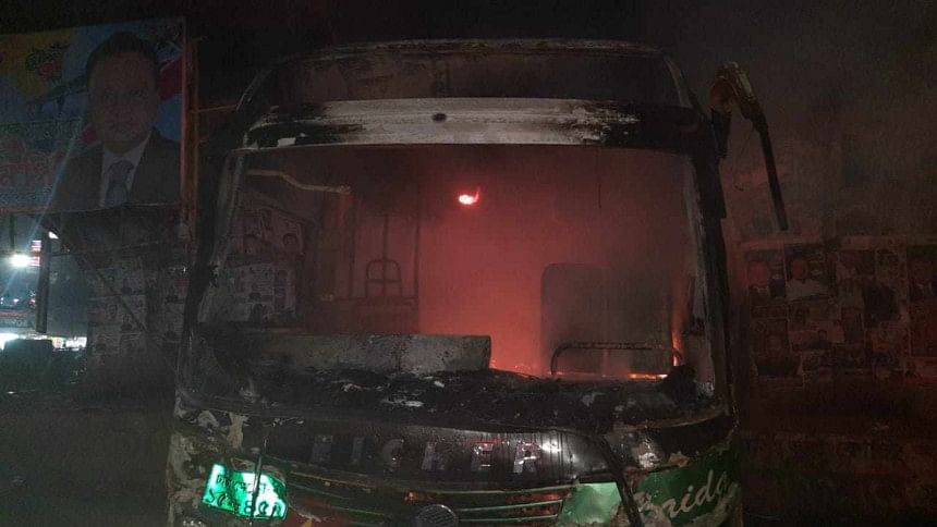 যাত্রাবাড়ীতে বাসে আগুন যাত্রাবাড়ীতে বাসে আগুন