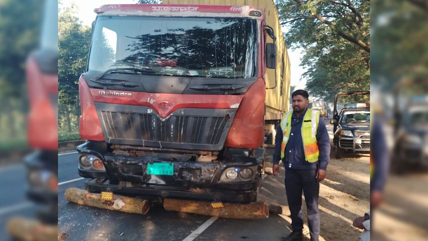 মীরসরাইয়ে কন্টেইনারবাহী প্রাইম মুভারের ধাক্কায় নিহত ৩ মীরসরাইয়ে কন্টেইনারবাহী প্রাইম মুভারের ধাক্কায় নিহত ৩