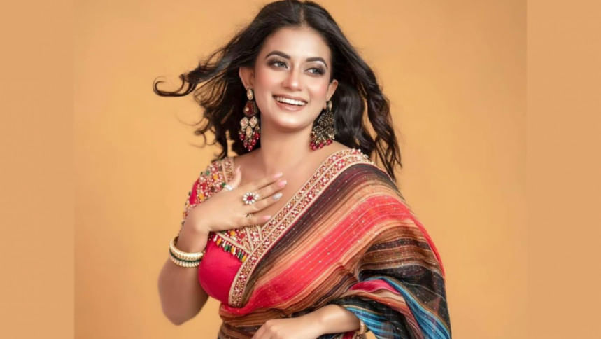 Yalangoch qiz qolida jinsiy olatni ushlab turadi.