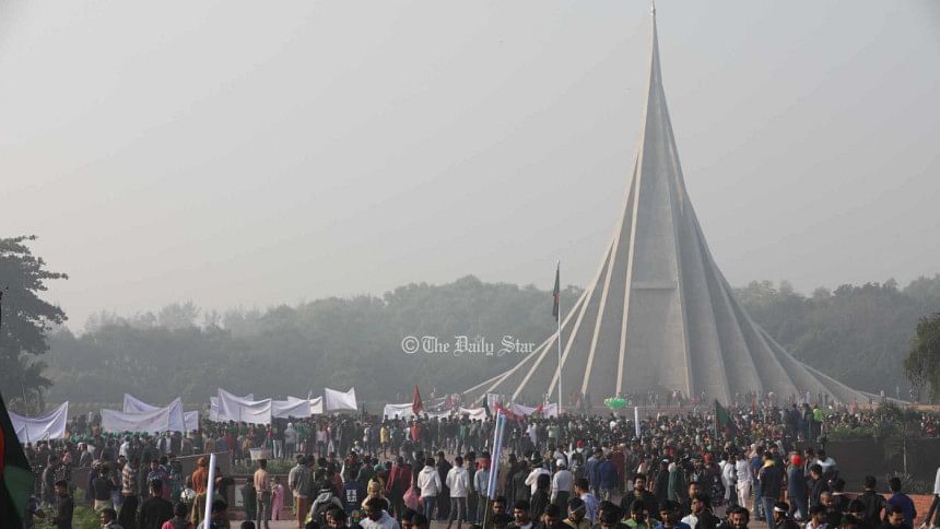 জাতীয় স্মৃতিসৌধে মানুষের ঢল জাতীয় স্মৃতিসৌধে মানুষের ঢল
