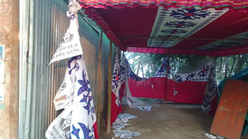 নির্বাচনী ক্যাম্পে ভাঙচুর নির্বাচনী ক্যাম্পে ভাঙচুর