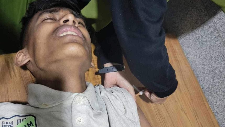 টাঙ্গাইল: নৌকা-স্বতন্ত্র প্রার্থীর সমর্থকদের মধ্যে সংঘর্ষে গুলিবিদ্ধ ৩, আটক ২ নির্বাচনী সংঘর্ষ