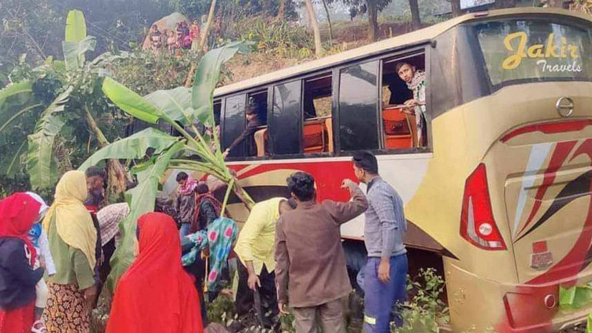 কক্সবাজারে পিকনিক বাস ও পিকআপ ভ্যানের সংঘর্ষে নিহত ৪ কক্সবাজারে পিকনিক বাস ও পিকআপ ভ্যানের সংঘর্ষে নিহত ৪