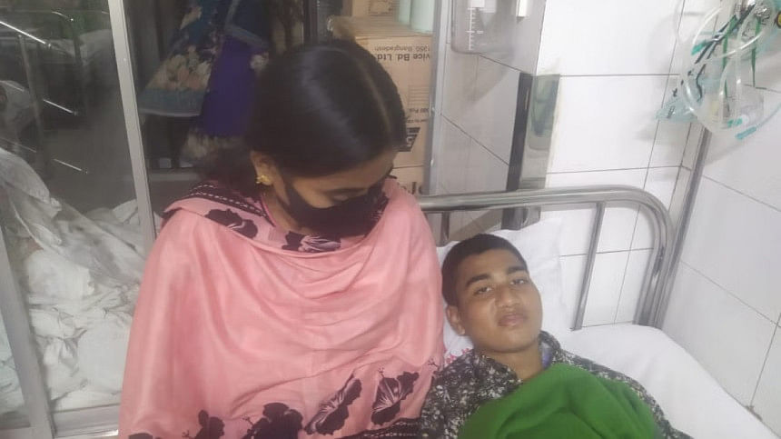 রাজধানীর ন্যাশনাল ইনস্টিটিউট অব নিউরো সায়েন্সেস অ্যান্ড হাসপাতালে বোনের সঙ্গে লিওন রাজধানীর ন্যাশনাল ইনস্টিটিউট অব নিউরো সায়েন্সেস অ্যান্ড হাসপাতালে বোনের সঙ্গে লিওন