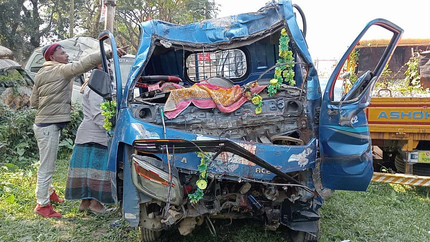 গাছের সঙ্গে ধাক্কা লেগে মাছবাহী পিকআপের তিন জন নিহত হয়েছেন গাছের সঙ্গে ধাক্কা লেগে মাছবাহী পিকআপের তিন জন নিহত হয়েছেন