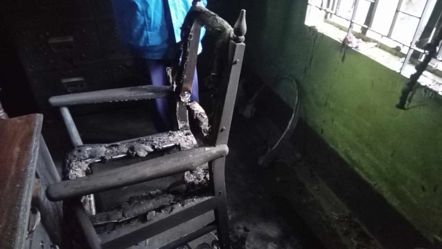 ভোটকেন্দ্রে আগুন ভোটকেন্দ্রে আগুন