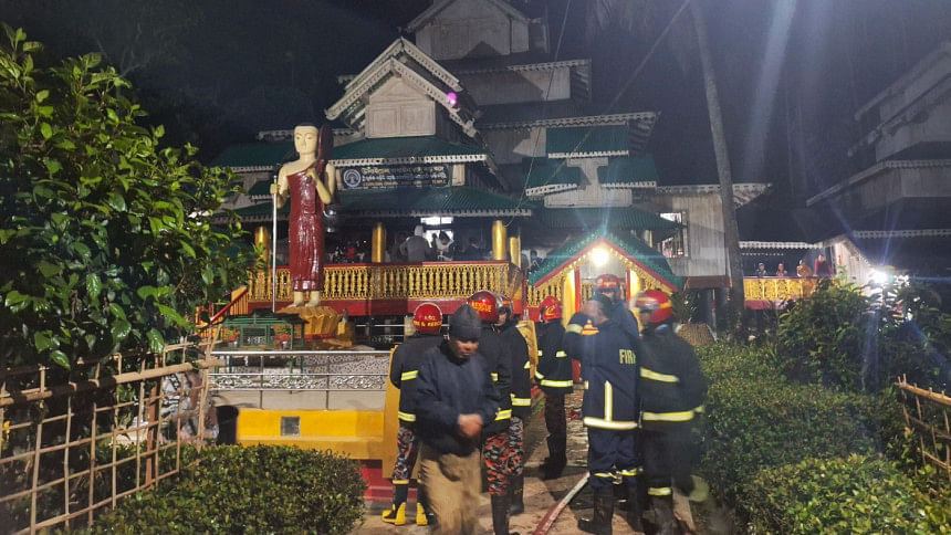 রামুর বৌদ্ধ মন্দিরে আগুন রামুর বৌদ্ধ মন্দিরে আগুন