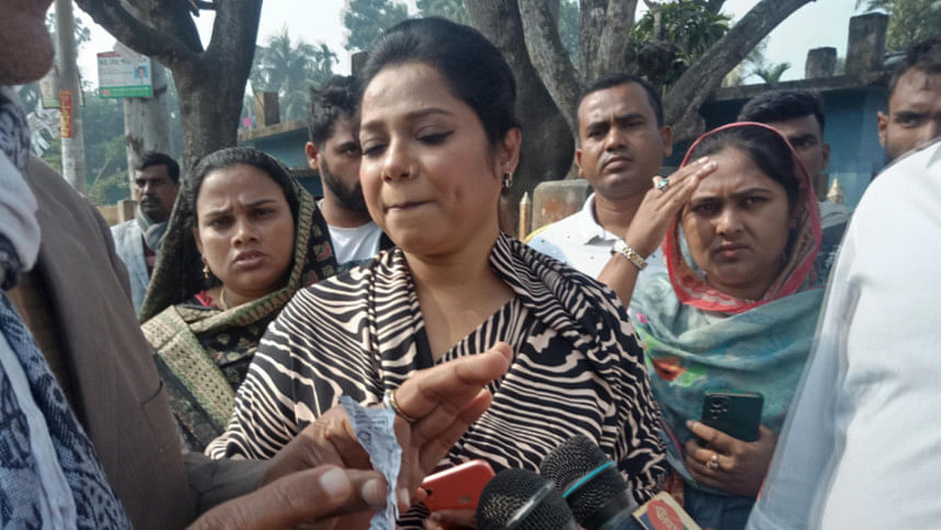নৌকার এজেন্টরা ভোটারদের হাতে টোকেন দিচ্ছেন, অভিযোগ ডলি সায়ন্তনীর ডলি সায়ন্তনী, নির্বাচন, নৌকা,