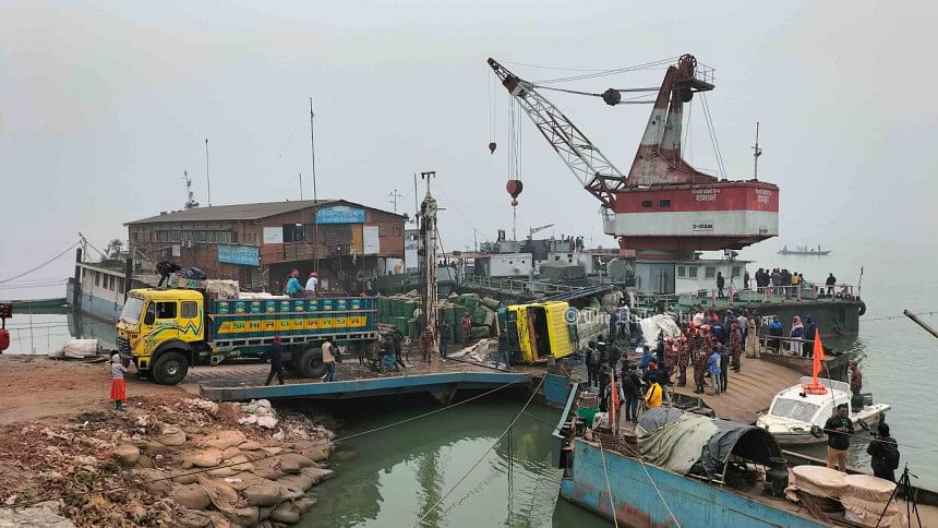 ২৭ ঘণ্টা পরও শুরু হয়নি ডুবে যাওয়া ফেরির উদ্ধারকাজ ২৭ ঘণ্টা পরও শুরু হয়নি ডুবে যাওয়া ফেরির উদ্ধারকাজ