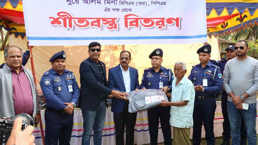 প্রবাসীদের নিয়ে শীতার্তদের কম্বল উপহার দিলো বান্দরবান জেলা পুলিশ প্রবাসীদের নিয়ে শীতার্তদের কম্বল উপহার দিলো বান্দরবান জেলা পুলিশ