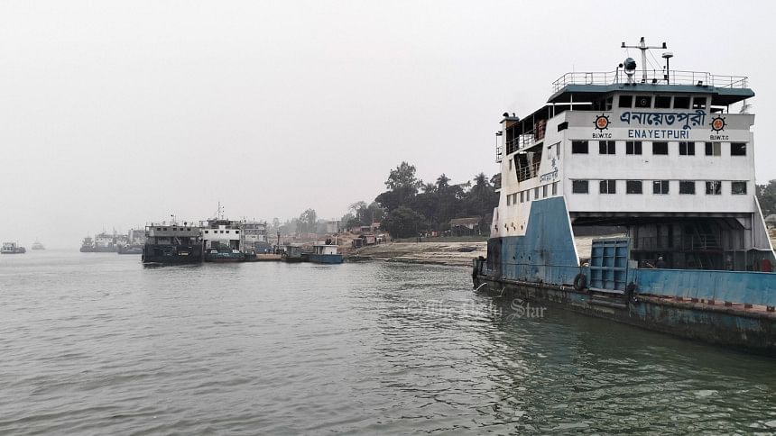 সাড়ে ১১ ঘণ্টা পর আরিচায় ও সাড়ে ৮ ঘণ্টা পর পাটুরিয়ায় ফেরি চলাচল শুরু ফেরি চালু