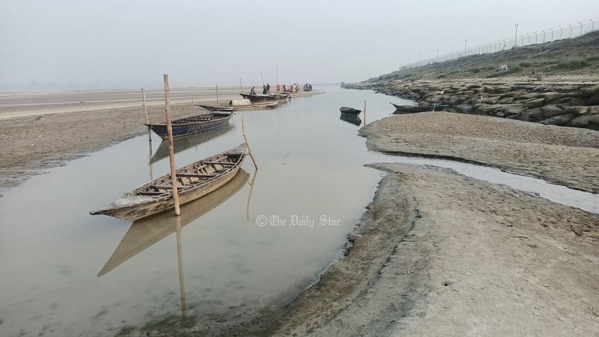 লালমনিরহাট ও কুড়িগ্রাম : নদীতে পানি নেই, চলছে না জীবন নদীতে পানি নেই