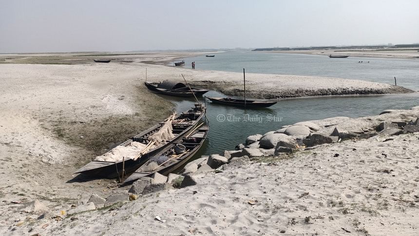 লালমনিরহাট ও কুড়িগ্রাম : নদীতে পানি নেই, চলছে না জীবন নদীতে পানি নেই