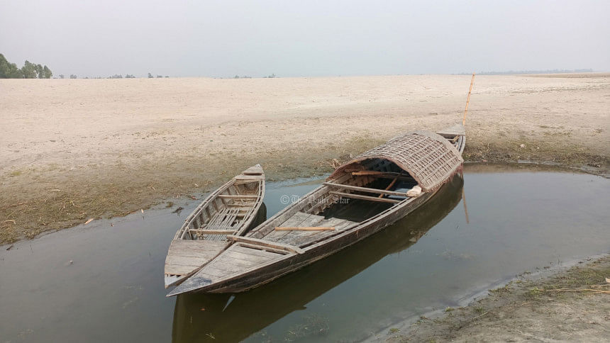 লালমনিরহাট ও কুড়িগ্রাম : নদীতে পানি নেই, চলছে না জীবন নদীতে পানি নেই