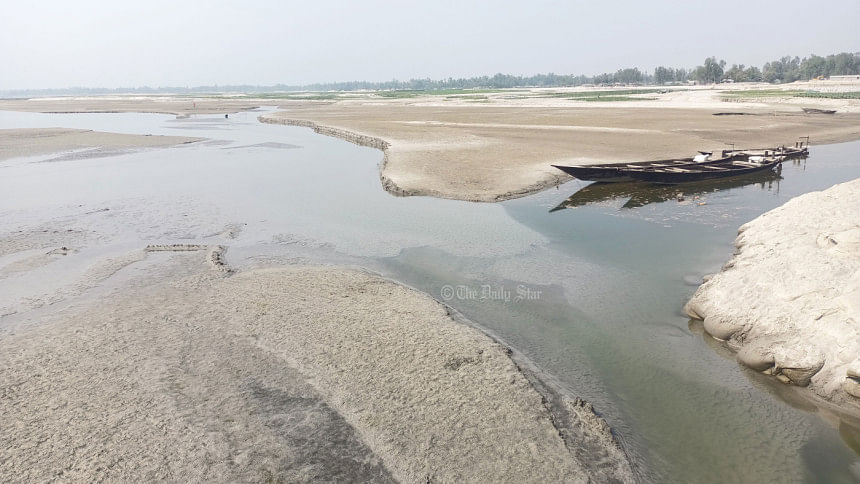 লালমনিরহাট ও কুড়িগ্রাম : নদীতে পানি নেই, চলছে না জীবন নদীতে পানি নেই