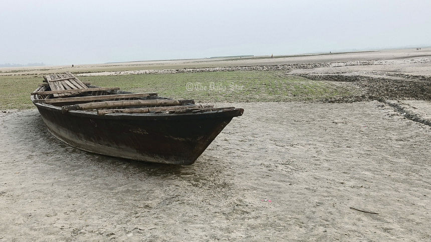 লালমনিরহাট ও কুড়িগ্রাম : নদীতে পানি নেই, চলছে না জীবন নদীতে পানি নেই