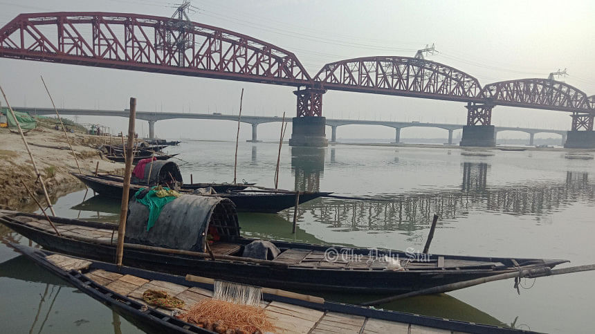 নদীতে এত কম পানি আগে দেখেনি পদ্মাপারের মানুষ শুকনো পদ্মা
