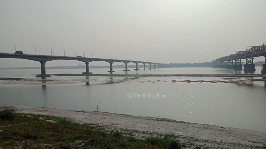নদীতে এত কম পানি আগে দেখেনি পদ্মাপারের মানুষ শুকনো পদ্মা
