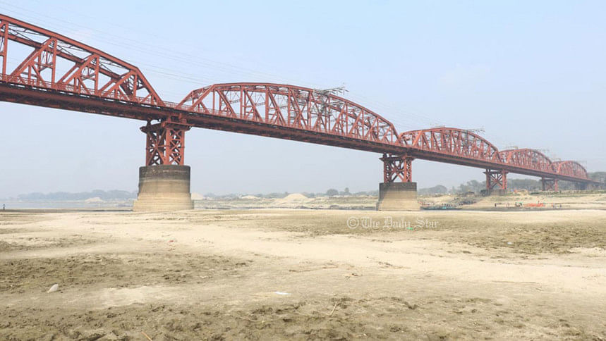 নদীতে এত কম পানি আগে দেখেনি পদ্মাপারের মানুষ শুকনো পদ্মা