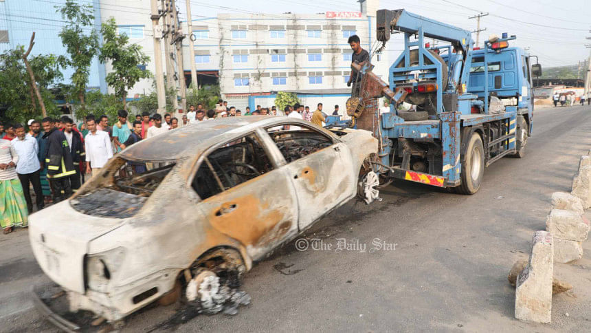 সাভারে তেলের লরি উল্টে ৫ গাড়িতে আগুন, মৃত ১ আহত ৩ তেলের লরি উল্টে আগুন