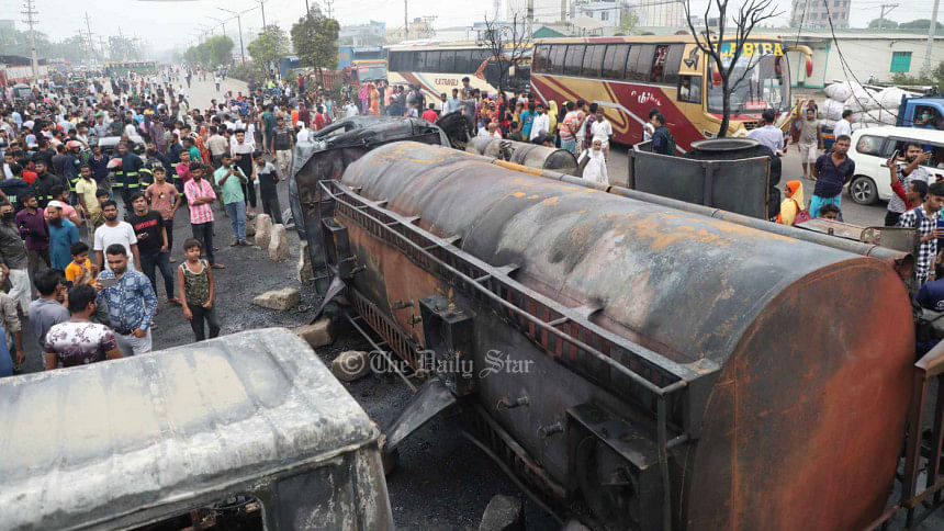 সাভারে তেলের লরি উল্টে আগুন, মৃত ১ আহত ৩ তেলের লরি উল্টে আগুন