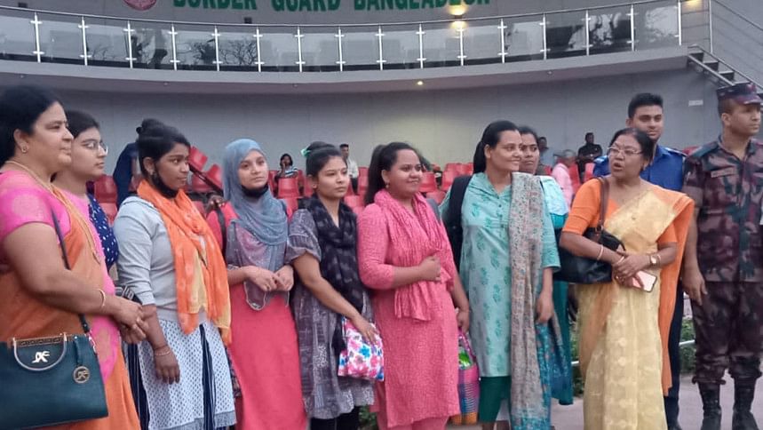 ভারতে ২ বছর কারাভোগ শেষে দেশে ফিরলেন ৪ নারী ভারতে ২ বছর কারাভোগ শেষে দেশে ফিরলেন ৪ নারী
