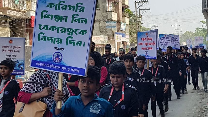 তাপদাহের ভেতরেই শিক্ষা সপ্তাহের শোভাযাত্রায় ৬ শতাধিক শিক্ষার্থী তাপদাহের ভেতরেই শিক্ষা সপ্তাহের শোভাযাত্রায় ৬ শতাধিক শিক্ষার্থী