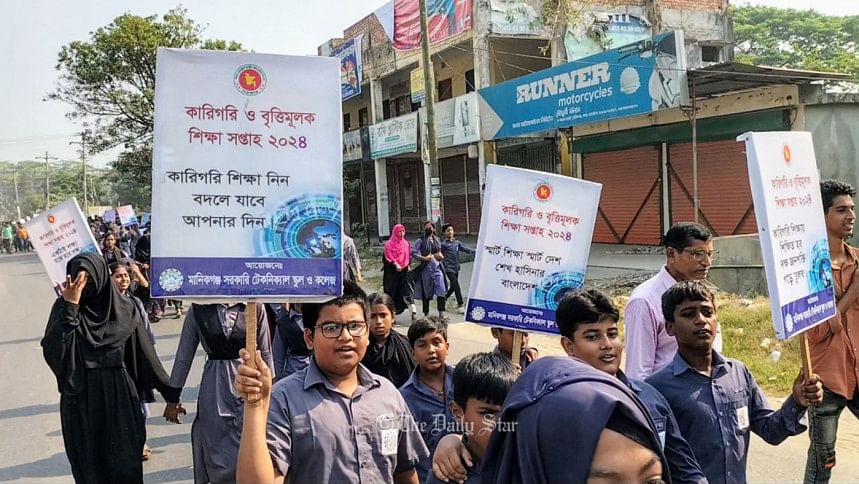 তাপদাহের ভেতরেই শিক্ষা সপ্তাহের শোভাযাত্রায় ৬ শতাধিক শিক্ষার্থী তাপদাহের ভেতরেই শিক্ষা সপ্তাহের শোভাযাত্রায় ৬ শতাধিক শিক্ষার্থী