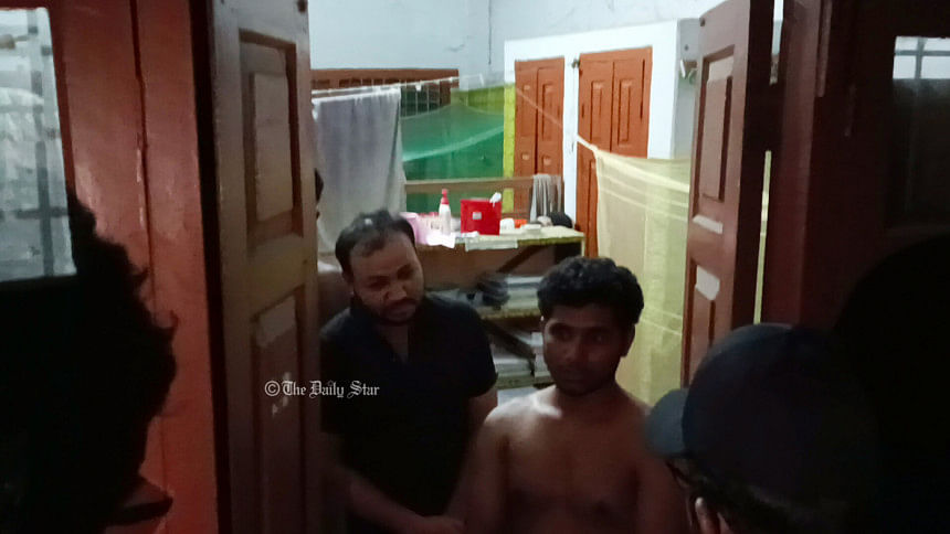 কোটা আন্দোলনকারীদের খুঁজতে রাত সাড়ে ১২টায় রাবি হলে ছাত্রলীগের তল্লাশি কোটা আন্দোলনকারীদের খুঁজতে রাত সাড়ে ১২টায় রাবি হলে ছাত্রলীগের তল্লাশি