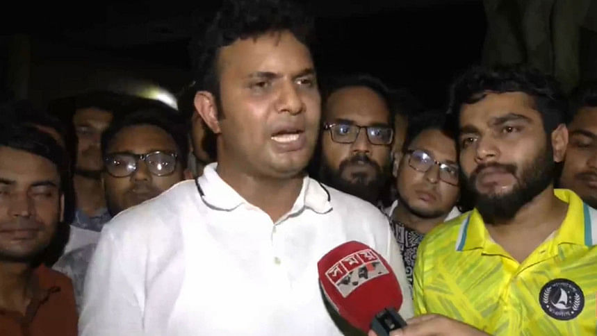 রাজু ভাস্কর্যের সামনে জড়ো হচ্ছেন ছাত্রলীগ নেতাকর্মীরা, মঙ্গলবার অবস্থান রাজু ভাস্কর্যের সামনে জড়ো হচ্ছেন ছাত্রলীগ নেতাকর্মীরা, মঙ্গলবার অবস্থান