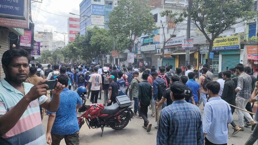 বগুড়ায় কোটা সংস্কার আন্দোলনের দাবিতে আন্দোলনরত শিক্ষার্থীদের আটক করেছে পুলিশ। ছবি: সংগৃহীত বগুড়ায় কোটা সংস্কার আন্দোলনের দাবিতে আন্দোলনরত শিক্ষার্থীদের আটক করেছে পুলিশ। ছবি: সংগৃহীত