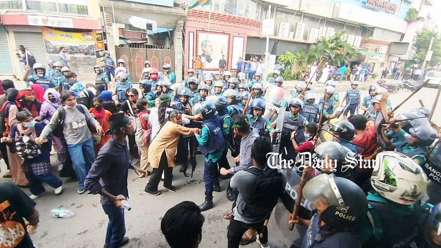 খুলনায় বিক্ষোভকারীদের পুলিশের বাধা খুলনায় বিক্ষোভকারীদের পুলিশের বাধা