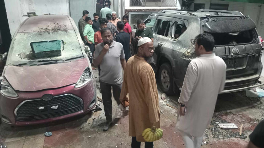 চট্টগ্রামে শিক্ষামন্ত্রীর বাসায় হামলা, গাড়ি ভাঙচুর | The Daily Star Bangla