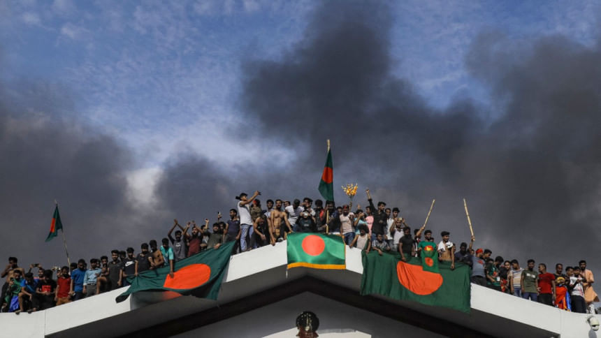 গণভবনে জনতার উল্লাস গণভবনে জনতার উল্লাস