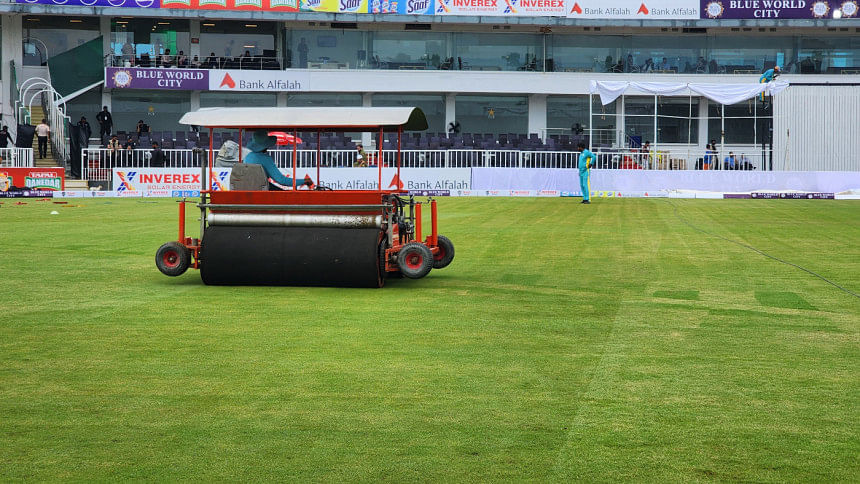 wet outfield at Rawalpindi Cricket Stadium. wet outfield at Rawalpindi Cricket Stadium.