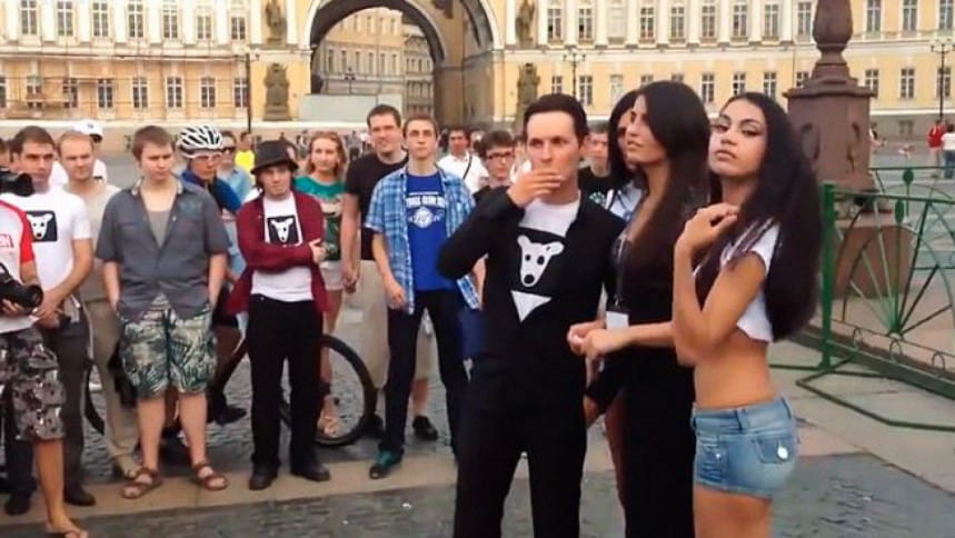 নারী ভক্তদের সঙ্গে পাভেল। ছবি: সংগৃহীত