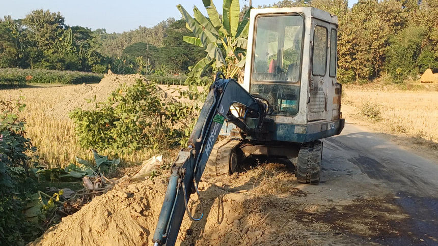 এসক্যাভেটর দিয়ে গাছের গুড়ি উপড়িয়ে ফেলা হয়েছে। ছবি: মংসিংহাই মারমা/স্টার