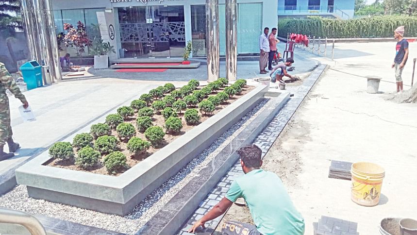 কুয়াকাটার একটি গেস্ট হাউজ রোজার মাসের পর ছুটি কাটাতে আসা পর্যটকদের স্বাগত জানাতে সাজানো হয়েছে। ছবি: মোকাম্মেল শুভ ও সোহরাব হোসেন/স্টার